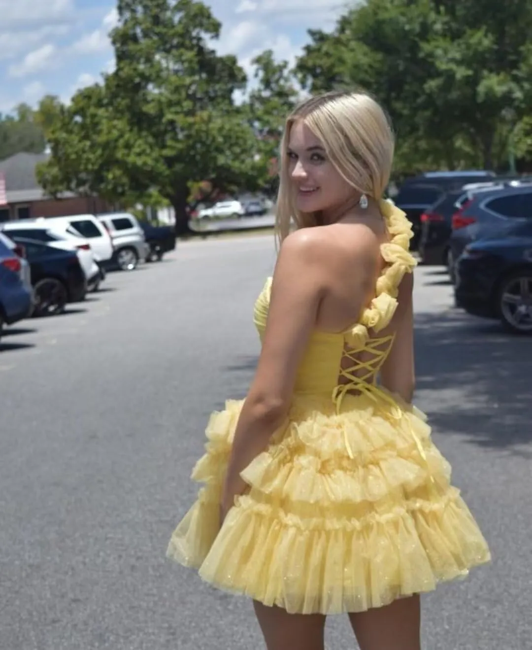 One Shoulder V Neck Homecoming Dresses Ruffle Tulle Short Prom Dress for Teens 3D Floral Appliques Princess Gowns