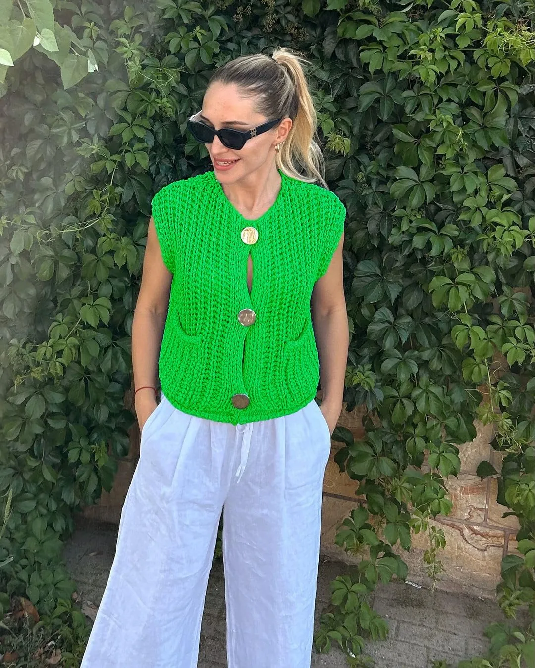 Women's Sleeveless Chunky Knit Top Casual Cropped Button Down Sweater Vest Open Front Cardigan with Pockets