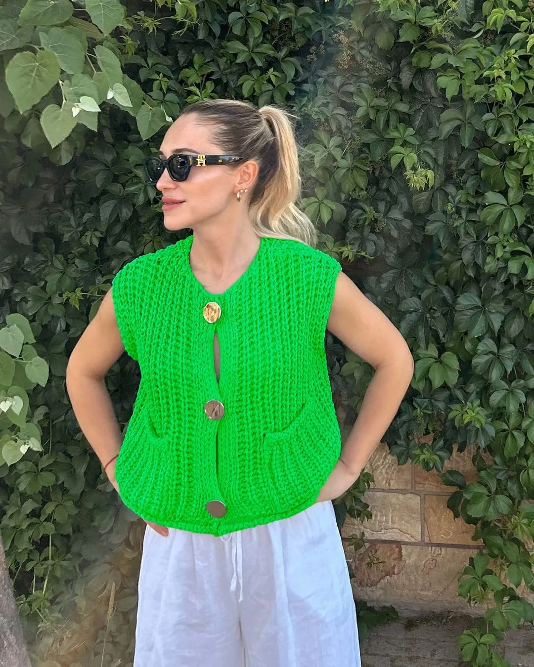 Women's Sleeveless Chunky Knit Top Casual Cropped Button Down Sweater Vest Open Front Cardigan with Pockets